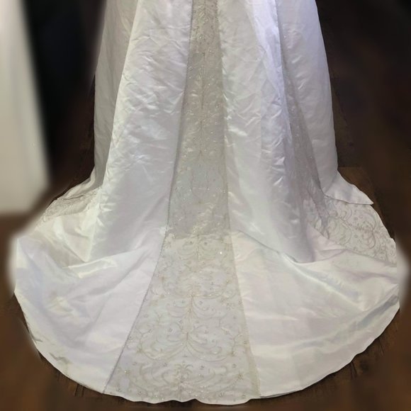 Mary's Wedding Dress - Picture 4 of 8